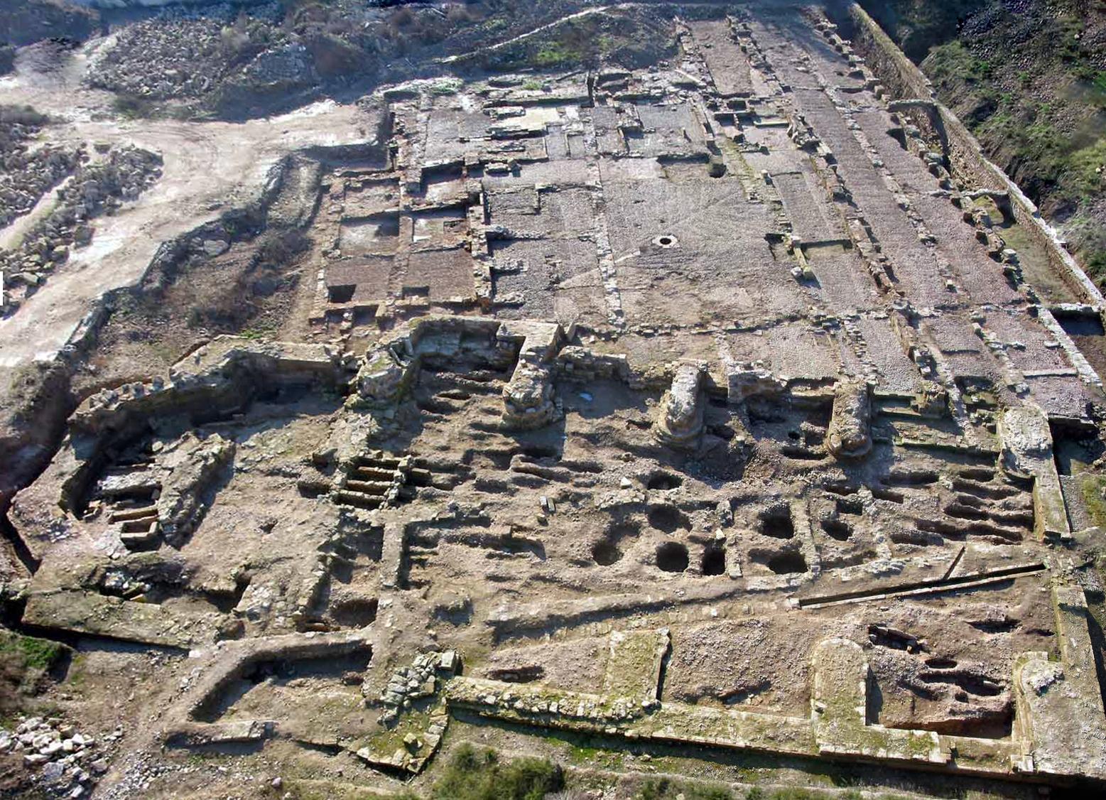 Imagen aérea de las estructuras del yacimiento al concluir las campañas de excavación. En primer término, la iglesia.