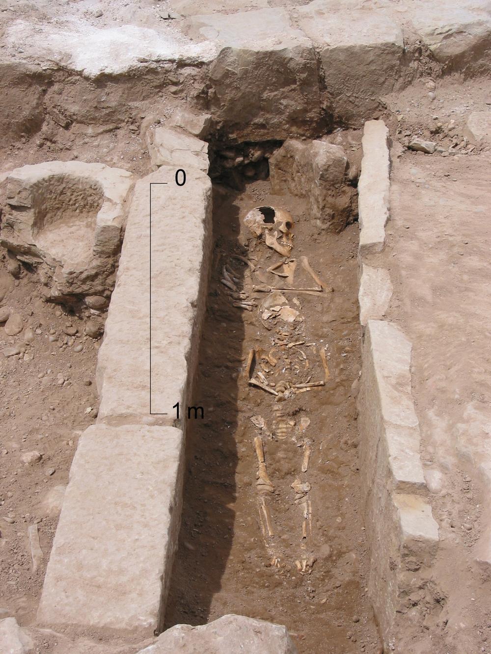 c. Diversos escenarios funerarios asociados al templo románico y templo del siglo XVI.