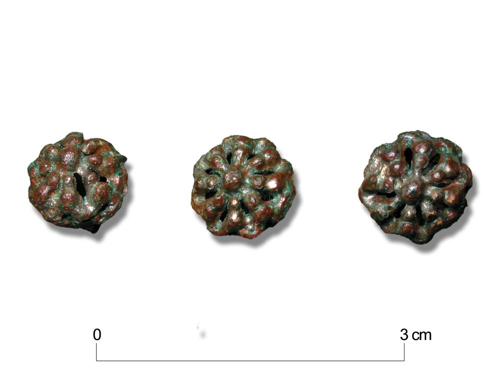 Conjunto de tres botones esféricos de bronce con anilla en el reverso para su cosido. Los botones están formados por la conjunción de dos bloques semiesféricos definidos por seis pares de gallones. 