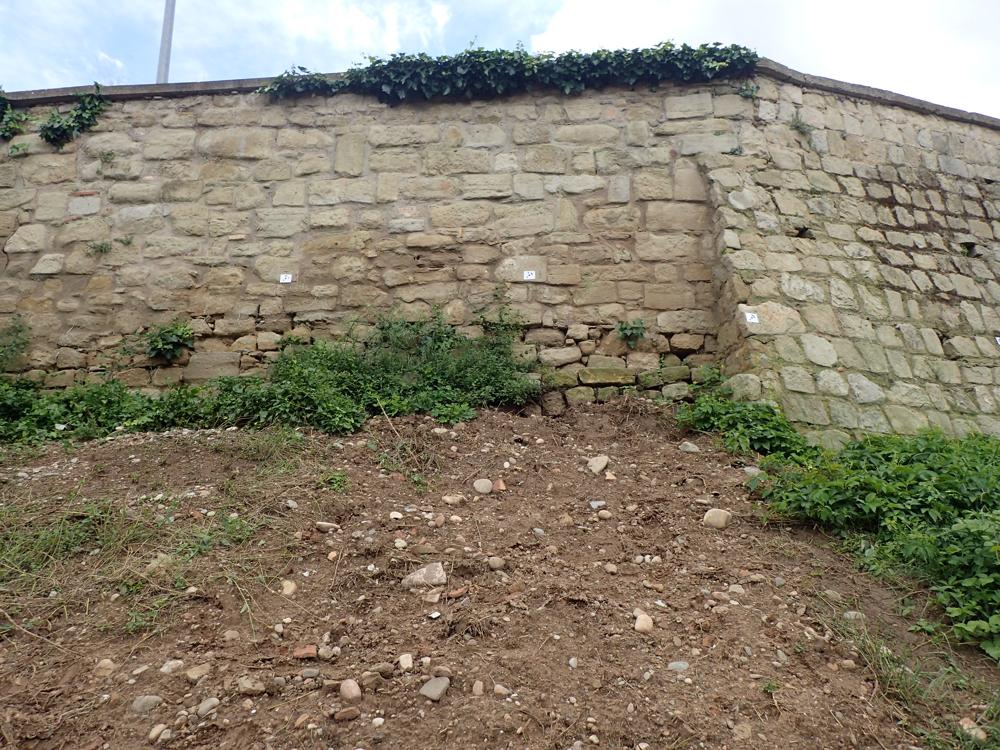 b. Ortoimagen y fotografía del acoplamiento de los paramentos pertenecientes al muro que sustentaba la terraza del convento de Valbuena (siglo XVI) y a la batería artillera (siglo XIX).